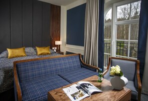 Ylelliset vuodevaatteet, minibaari, tallelokero huoneessa, työpöytä