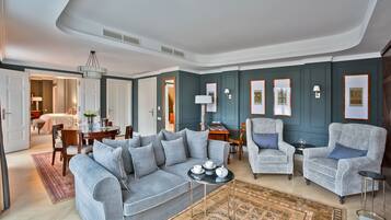 Grand Suite | Living room | Flat-screen TV, pay movies