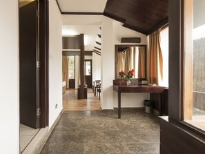 Kamer | 1 slaapkamer, een kluis op de kamer, een bureau