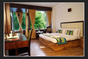 1 habitación, caja de seguridad en la habitación y escritorio