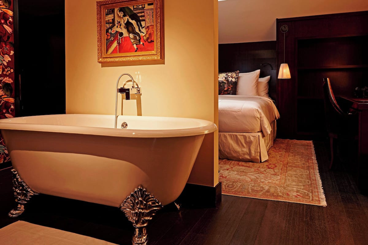 club suite, 2 bedrooms | bathroom | designer toiletries, hair dryer, bathrobes, slippers