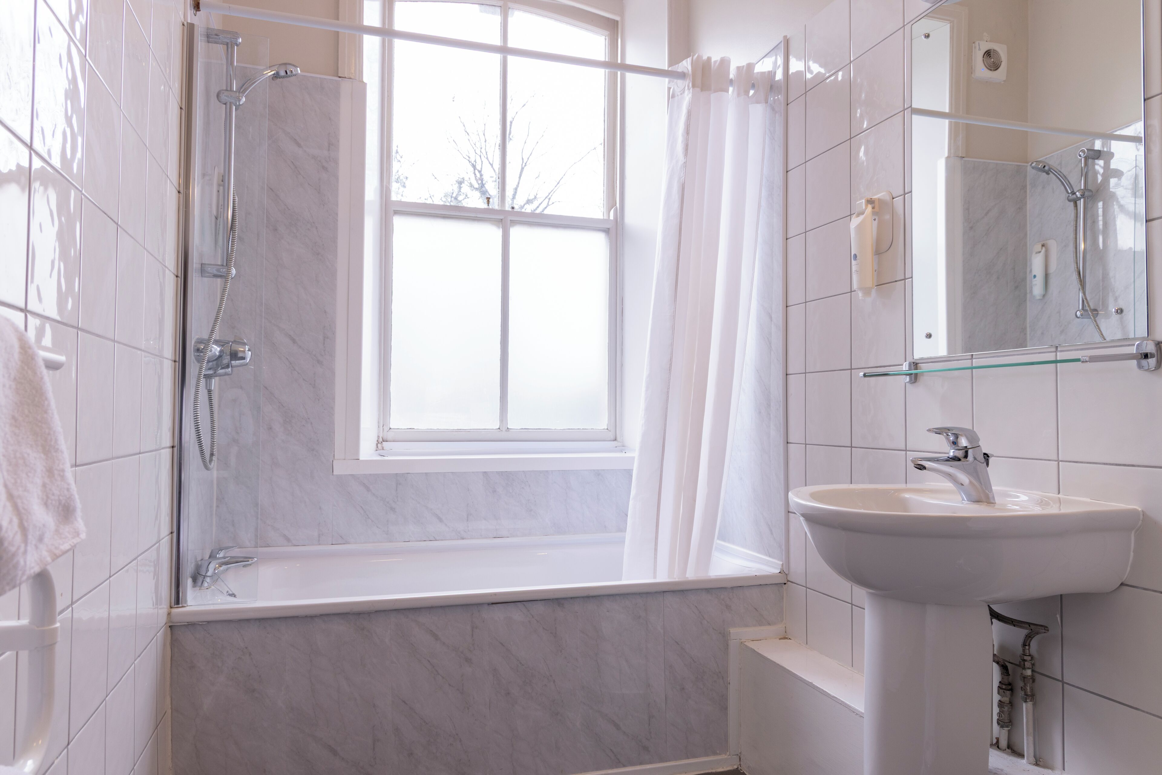 Familienzimmer | Badezimmer | Kostenlose Toilettenartikel, Haartrockner, Handtücher