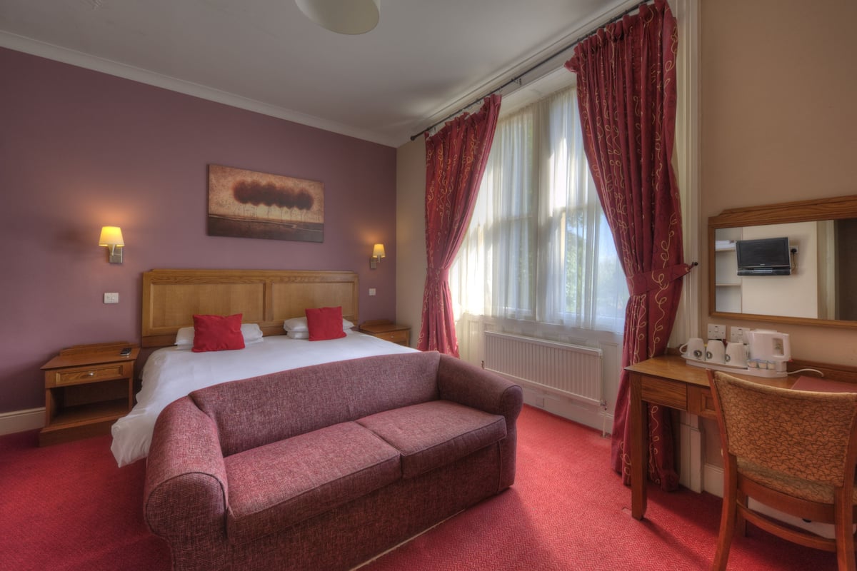 Family Room | Desk, free WiFi, bed sheets