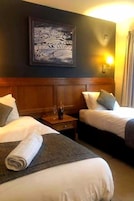 Quarto duplo | Escrivaninha, Wi-Fi de cortesia, roupa de cama