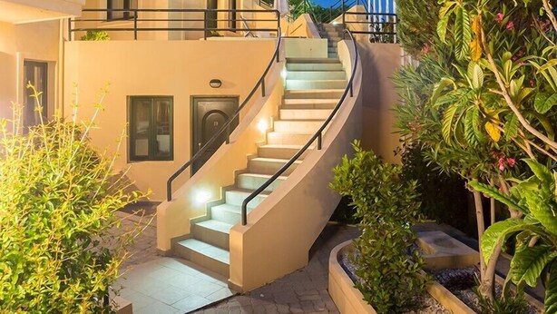 Un edificio de varios pisos con una escalera curva que sube a los niveles superiores.