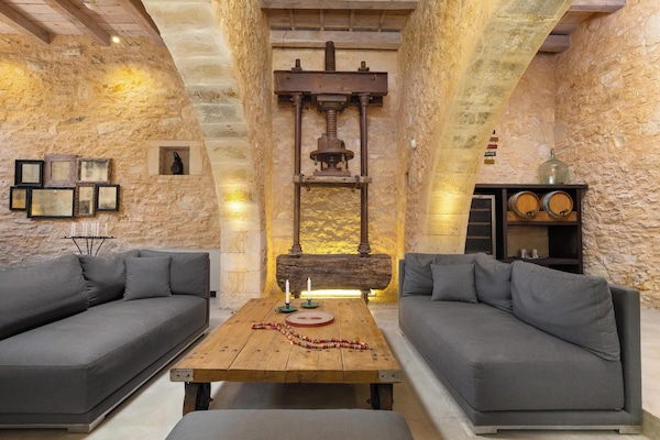 En 40-tommers Flatskjerm-TV med kabel-kanaler samt TV og peis