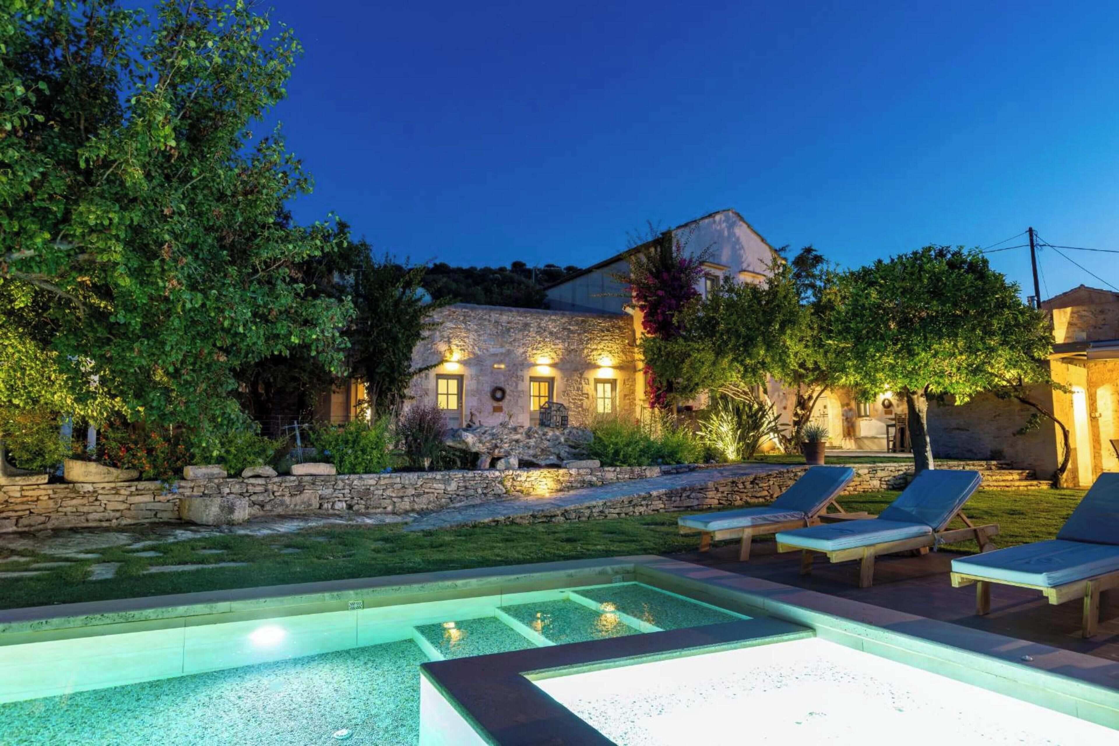 Piscina externa, guarda-sóis, espreguiçadeiras