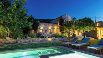 Piscina externa, guarda-sóis, espreguiçadeiras