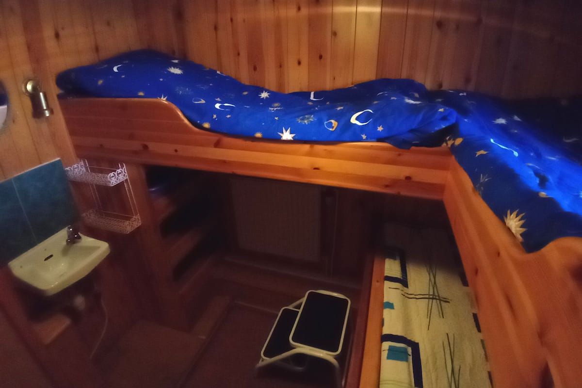 room (tremanshytt) | 1 bedroom, free wifi, bed sheets