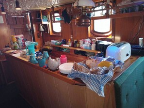 每日供应自助式早餐(每人 SEK 100)