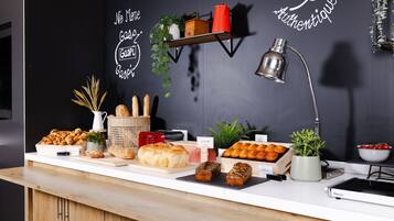 Bữa sáng buffet hàng ngày (12.90 EUR/mỗi người)