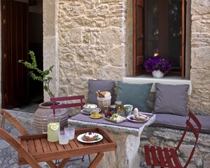 Suite superior (Kotsifali, 2-storey) | Desayuno | Desayuno a la carta gratuito y diario