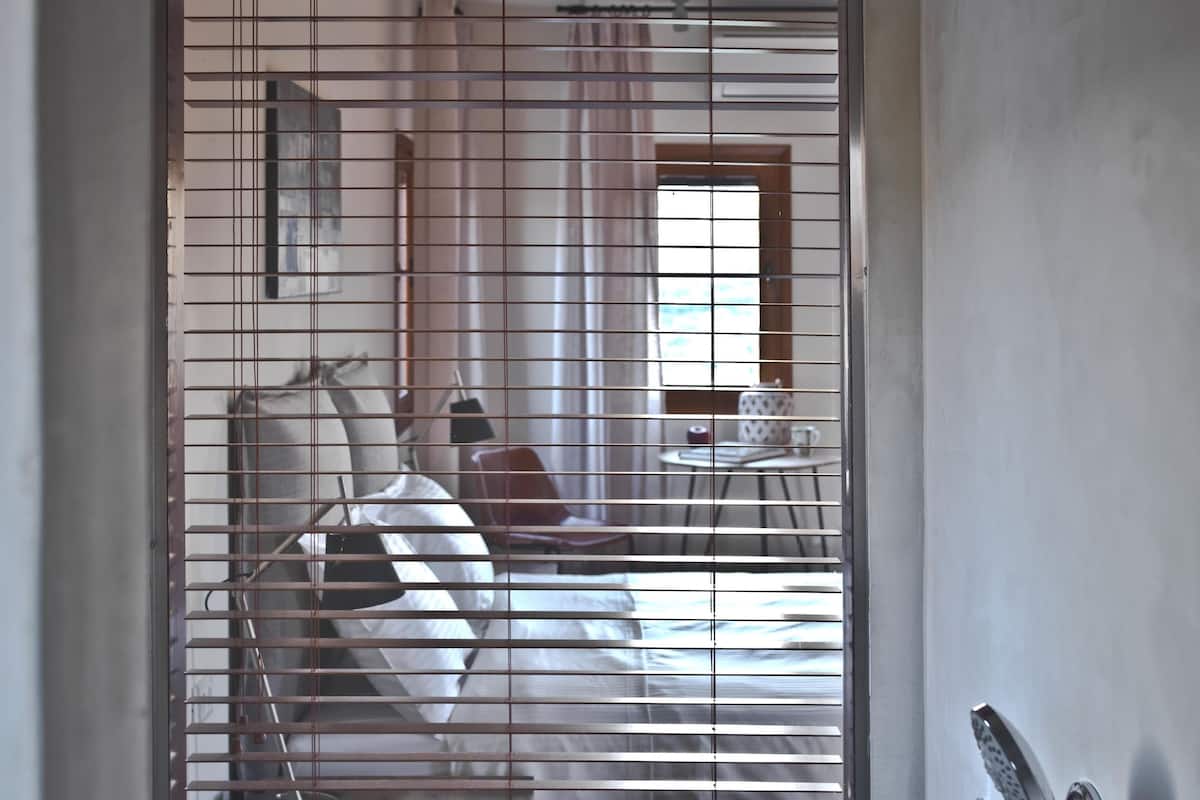 double room, terrace (liatiko) | bathroom | shower, free toiletries, hair dryer, bathrobes