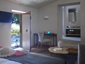 Suite junior (Malvasia) | Sala de estar | Televisión de pantalla plana de 32 pulgadas con canales vía satélite