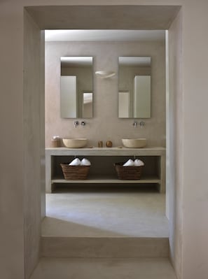 Suite junior (Malvasia) | Baño | Regadera, amenidades de baño gratuitas, secadora de cabello, batas