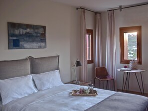 Tweepersoonskamer, terras (Liatiko) | Luxe beddengoed, een minibar, een kluis op de kamer, een bureau