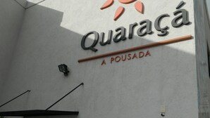 A building with a sign that reads "Quaracá A Pousada". - Quaraçá Pousada (Maceió)