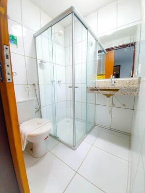 Suihku, ilmaiset hygieniatuotteet, pyyhkeet