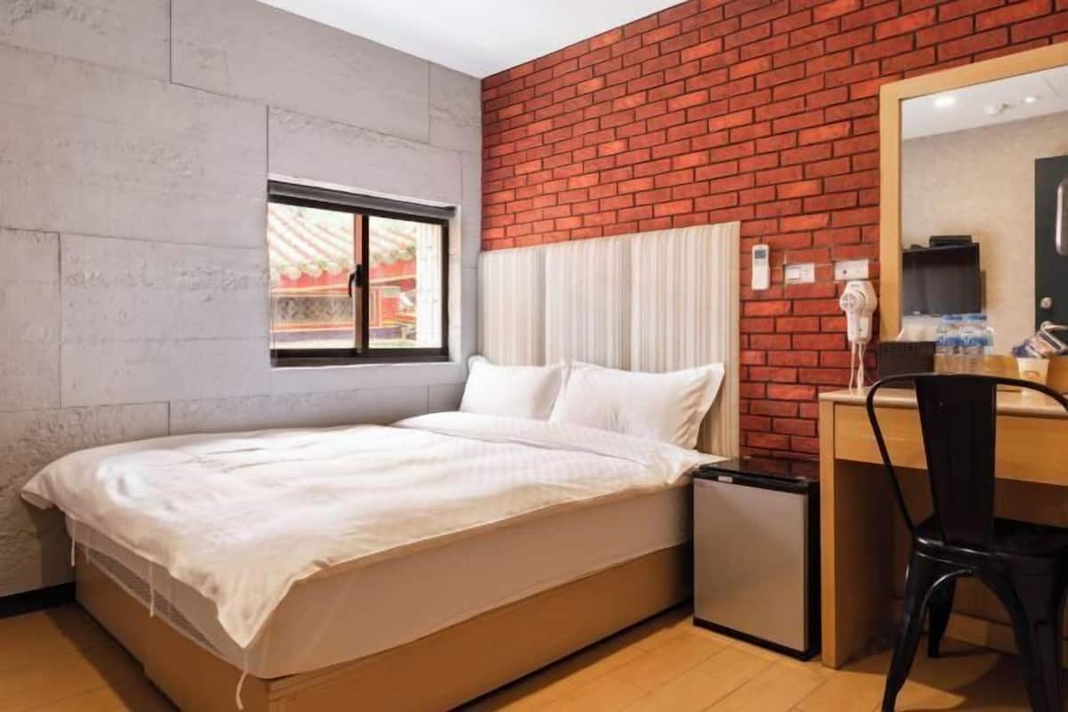WiFi (free), bed sheets