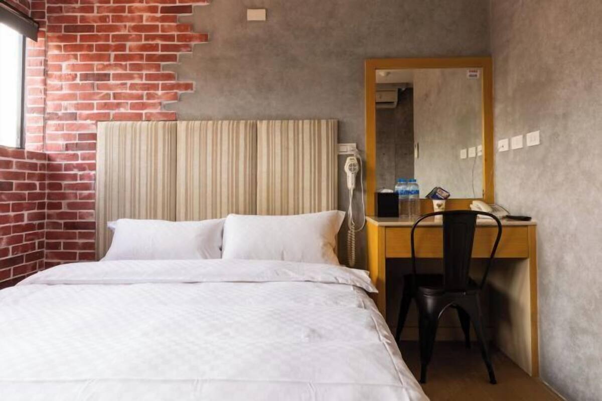 WiFi (free), bed sheets