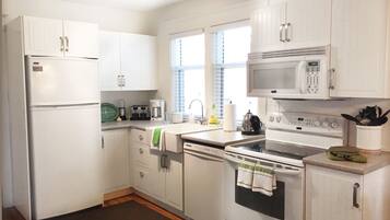 Apartemen, 2 kamar tidur (River Stone) | Dapur pribadi | Lemari es, microwave, dan mesin pembuat kopi/teh