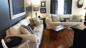 Apartemen, 2 kamar tidur (River Stone) | Ruang keluarga | TV