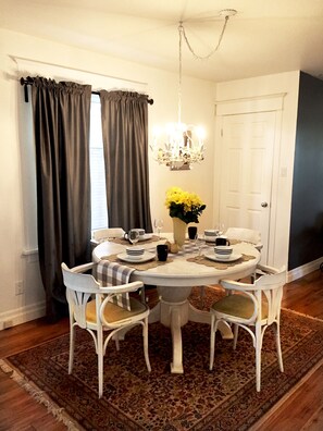 Stone Boutique Suites – River Stone Suite, 2 Bedroom Apartment | In-room dining - Stone Boutique Suites (Niagara Falls)