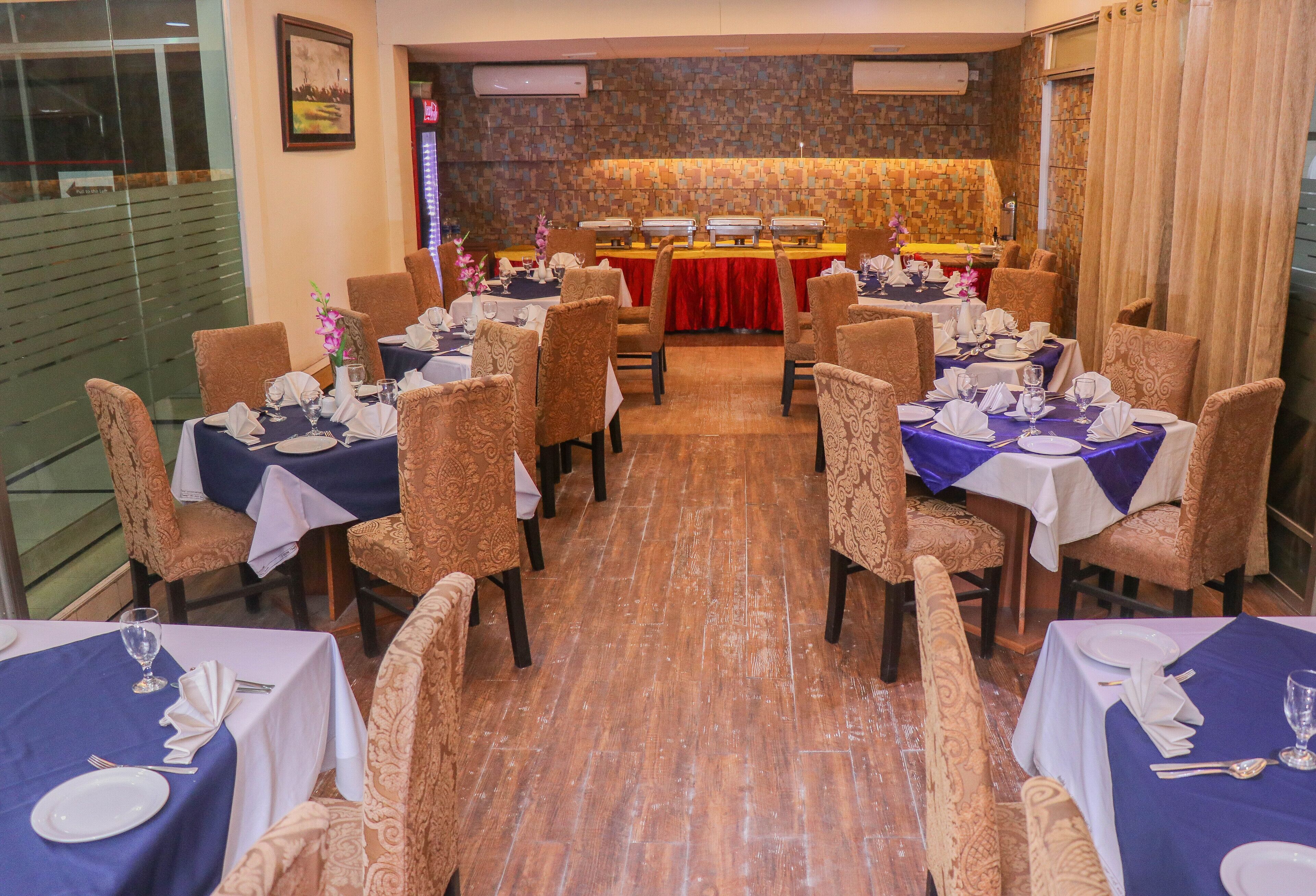 breakfast, lunch, dinner served; international cuisine