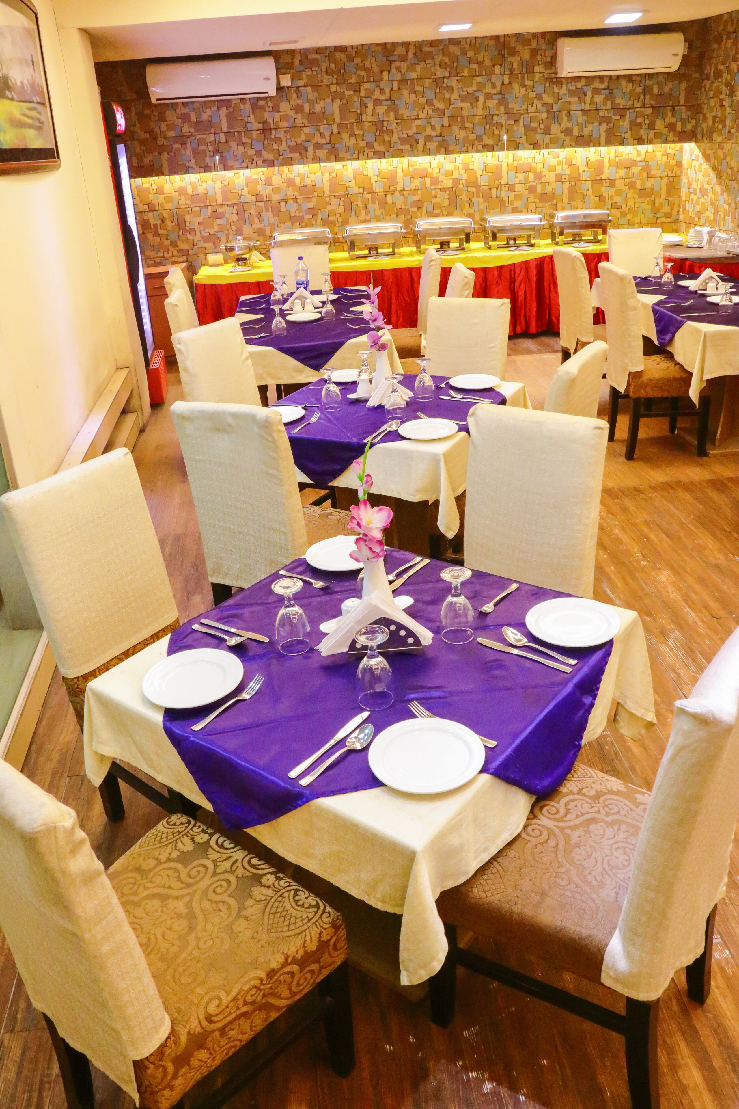 breakfast, lunch, dinner served; international cuisine