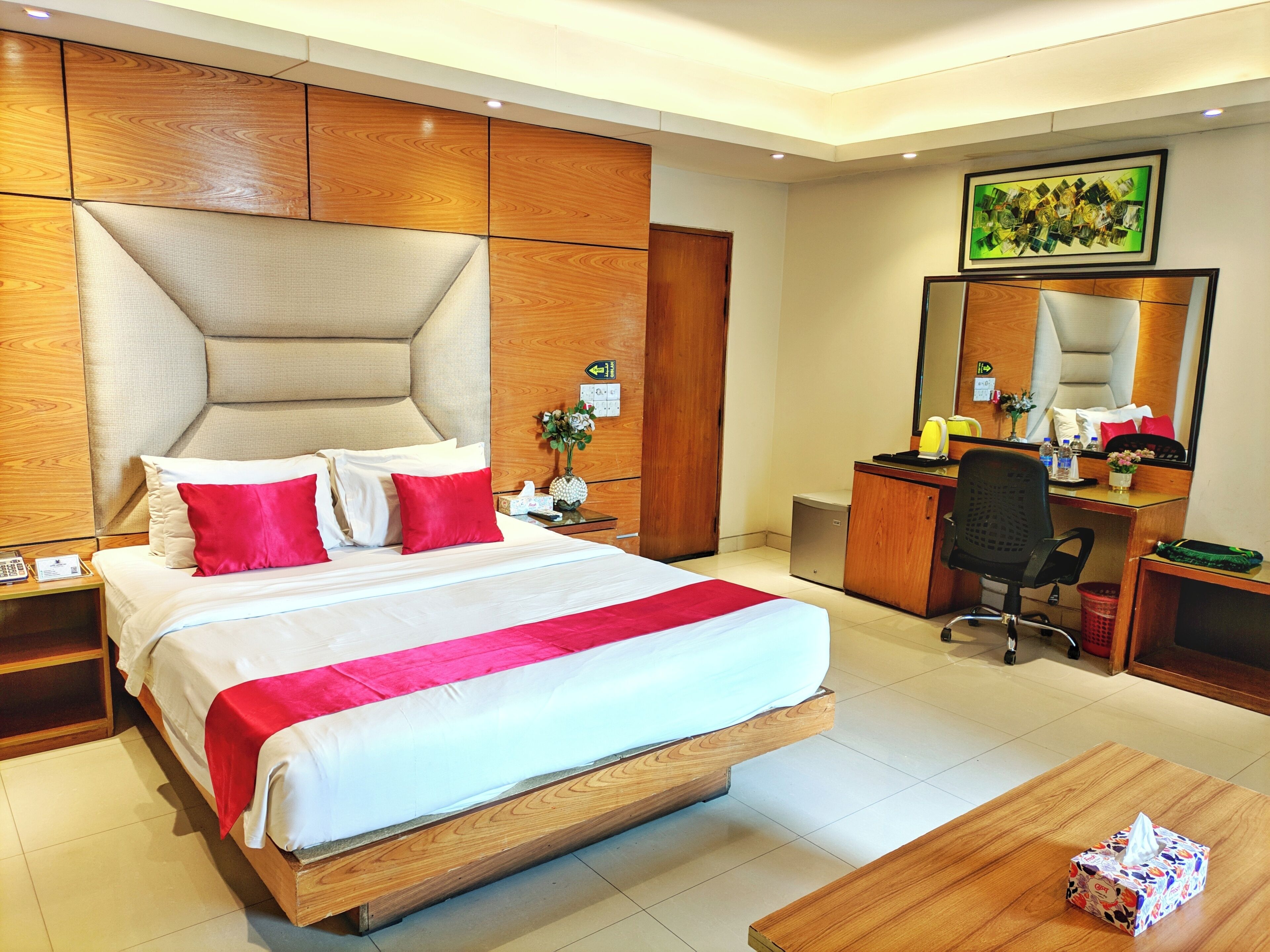 Standard Double Room, 1 Queen Bed, Smoking, City View | Minibar, in-room safe, individually furnished, desk