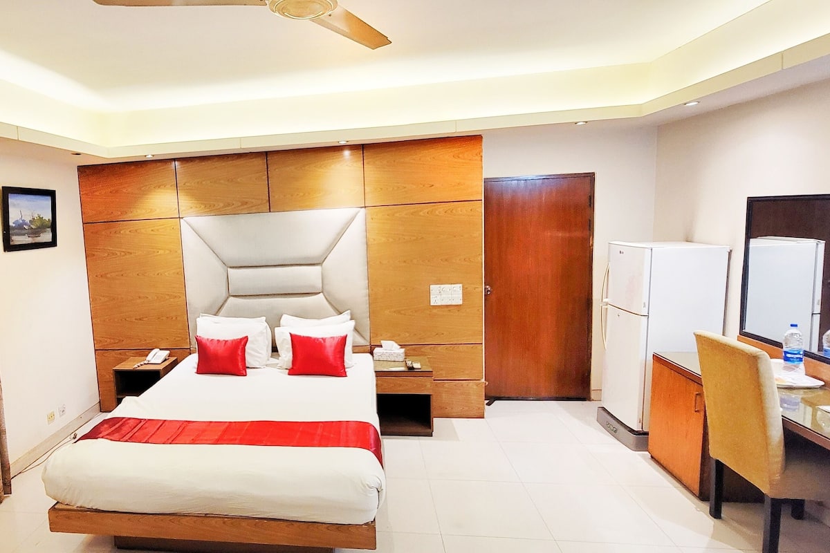 Habitación doble estándar, 1 cama Queen size, para fumadores, vista a la ciudad | Minibar, caja de seguridad en la habitación y muebles diferentes