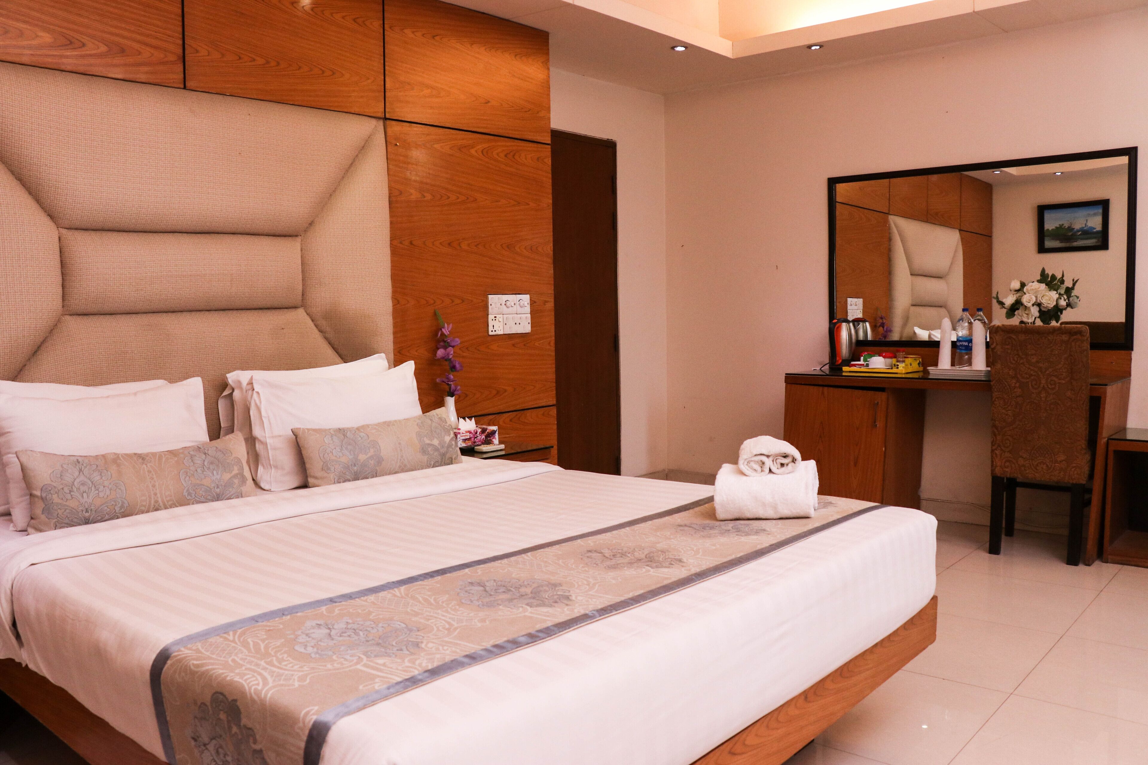 standard double room, 1 queen bed, smoking, city view | minibar, in-room safe, individually furnished, desk