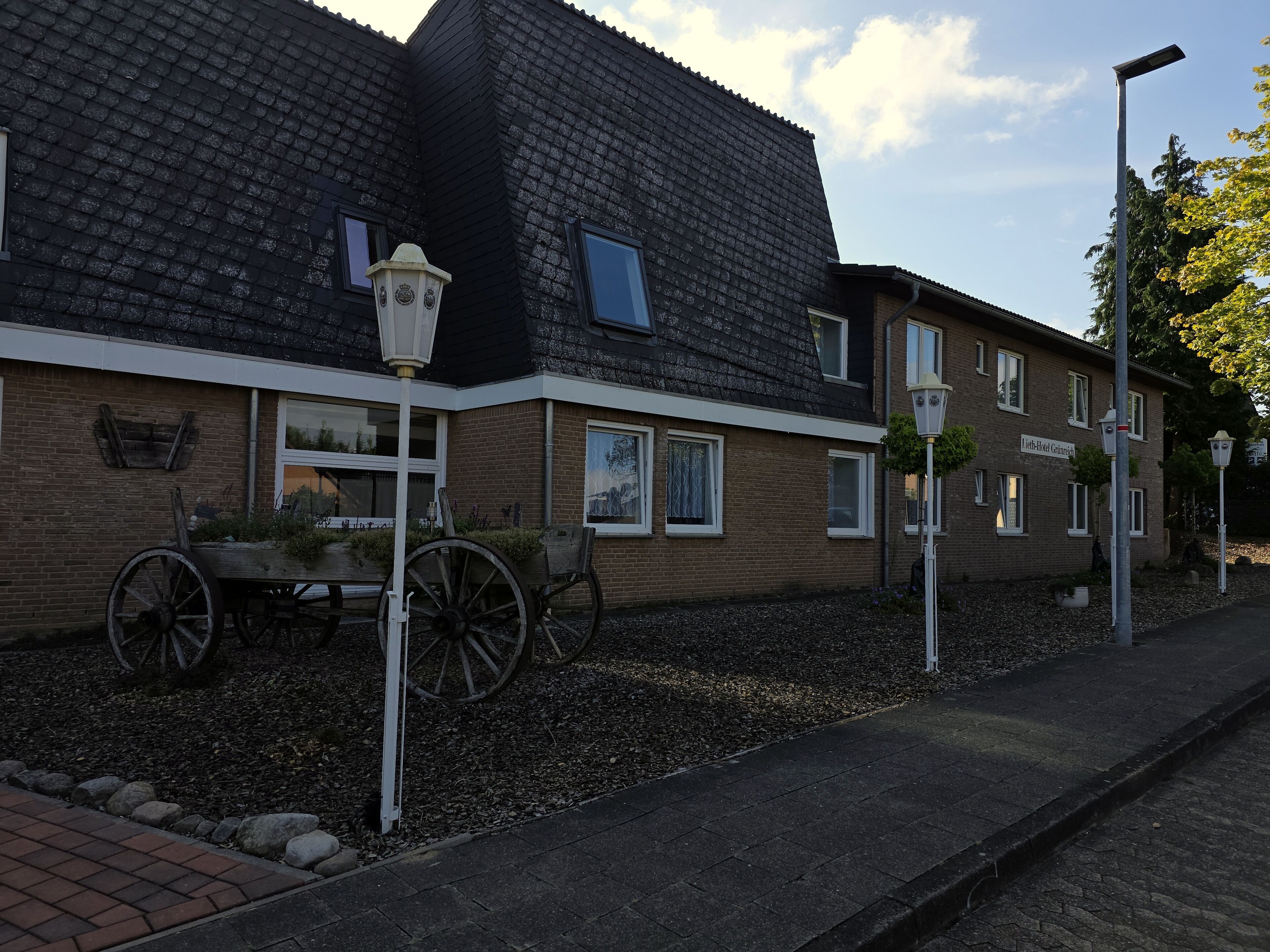 basic double or twin room, 2 single beds, non smoking | courtyard view