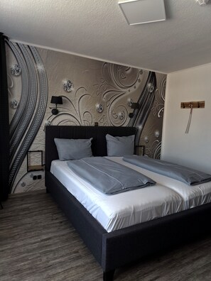 Basic Double or Twin Room, 2 Single Beds, Non Smoking | 1 bedroom, hypo-allergenic bedding, individually decorated, desk - Lieth Hotel Grünreich (Bad Fallingbostel)