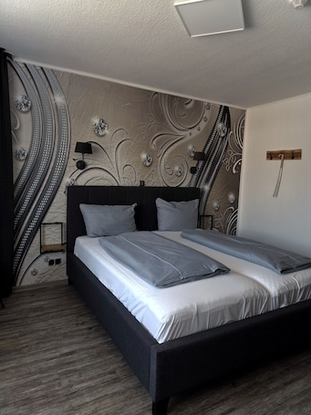Basic Double or Twin Room, 2 Single Beds, Non Smoking. Lieth Hotel Grünreich