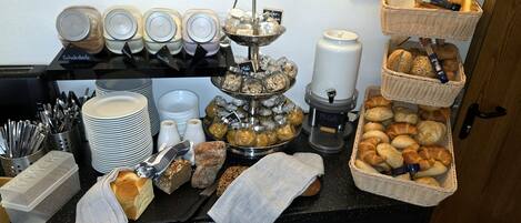 Petit déjeuner buffet (12.50 EUR par personne)