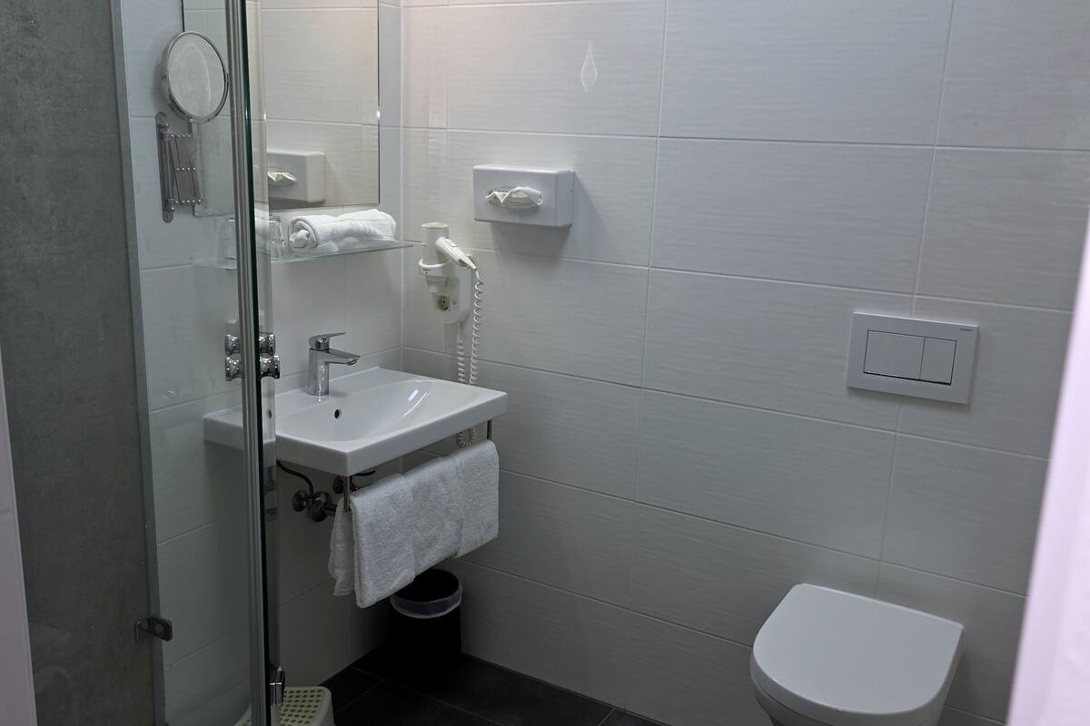 basic double or twin room, 2 single beds, non smoking | 1 bedroom, hypo-allergenic bedding, individually decorated, desk