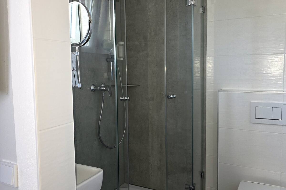 basic double or twin room, 2 single beds, non smoking | bathroom shower