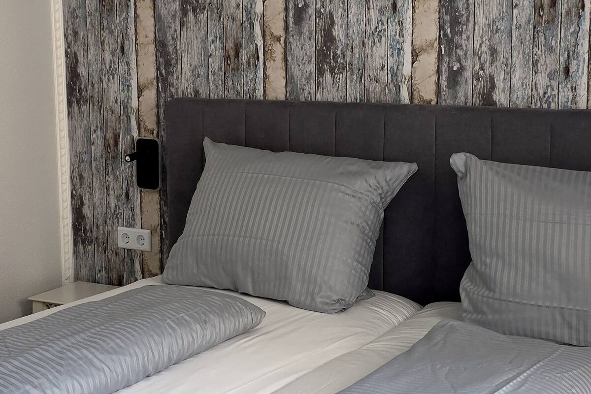 basic double or twin room, 2 single beds, non smoking | 1 bedroom, hypo-allergenic bedding, individually decorated, desk