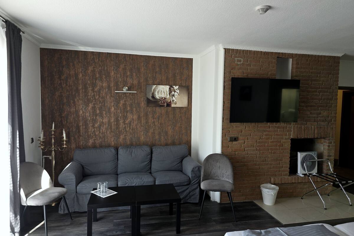 1 bedroom, hypo-allergenic bedding, individually decorated, desk