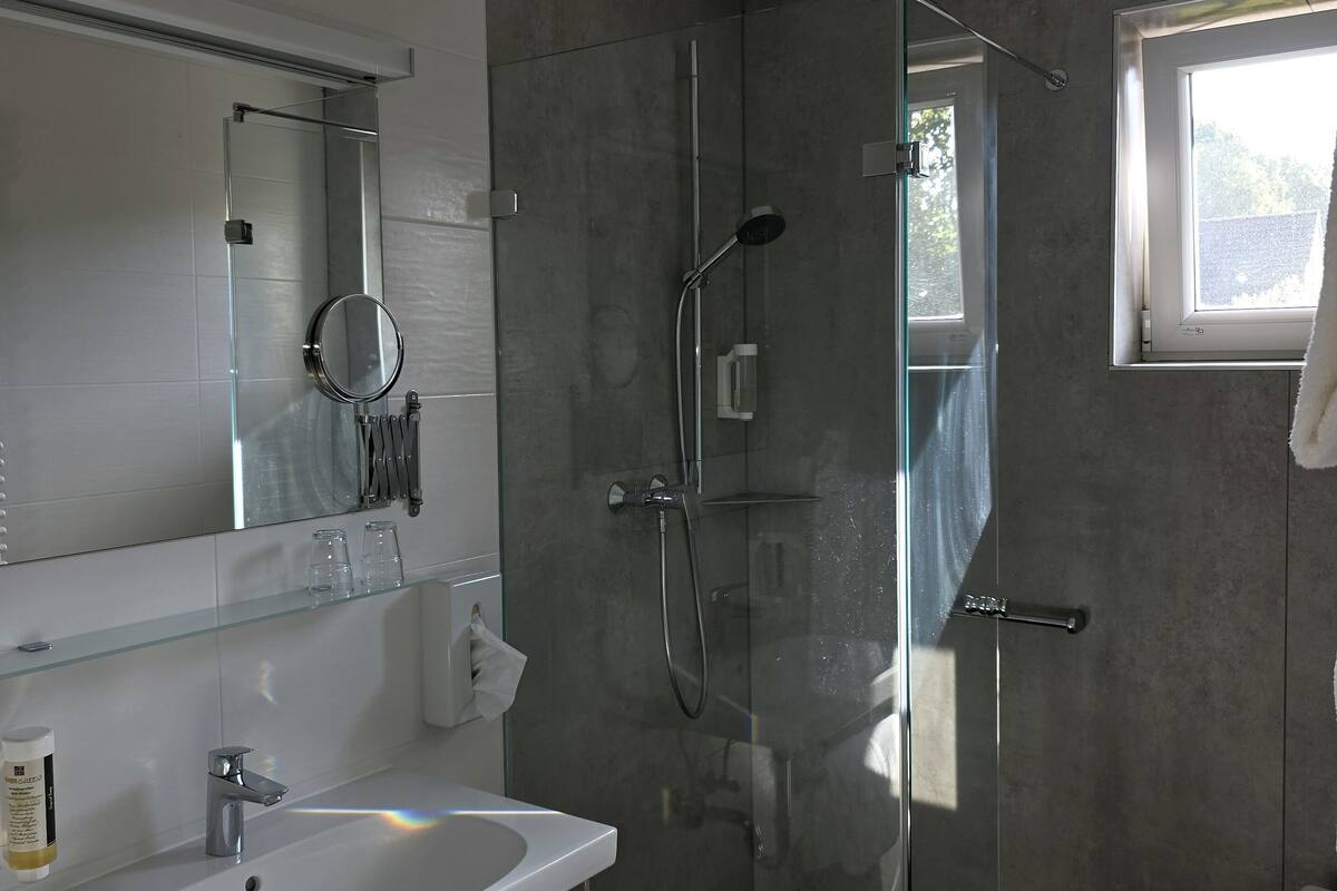 basic double or twin room, 2 single beds, non smoking | bathroom | shower, free toiletries, hair dryer, towels