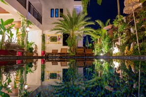 Outdoor pool, pool loungers - Swiss Paradise Boutique Villa (Pattaya)
