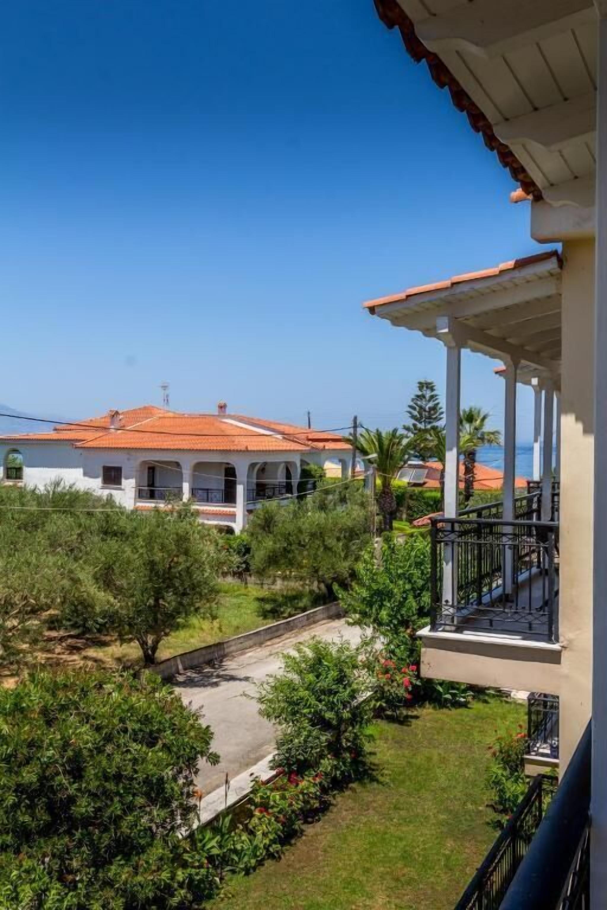 Værelse til 4 personer - delvis havudsigt | Terrasse/gårdhave