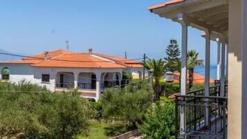 Værelse til 4 personer - delvis havudsigt | Terrasse/gårdhave