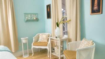 Chambre, 1 grand lit | Décor unique, ameublement unique, fer et planche à repasser
