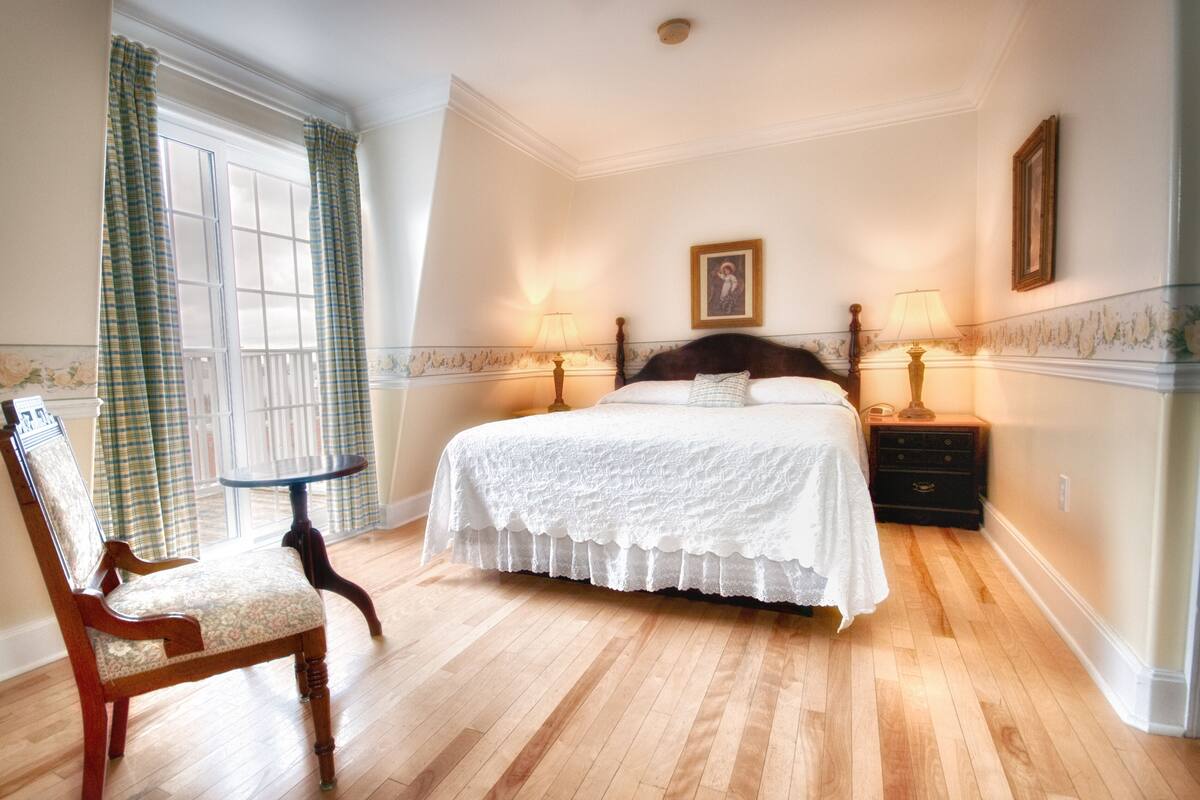 room, 1 queen bed, balcony, lake view | 1 bedroom, individually decorated, individually furnished