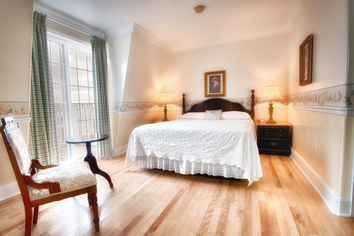 Room, 1 Queen Bed, Balcony, Lake View | 1 bedroom, individually decorated, individually furnished