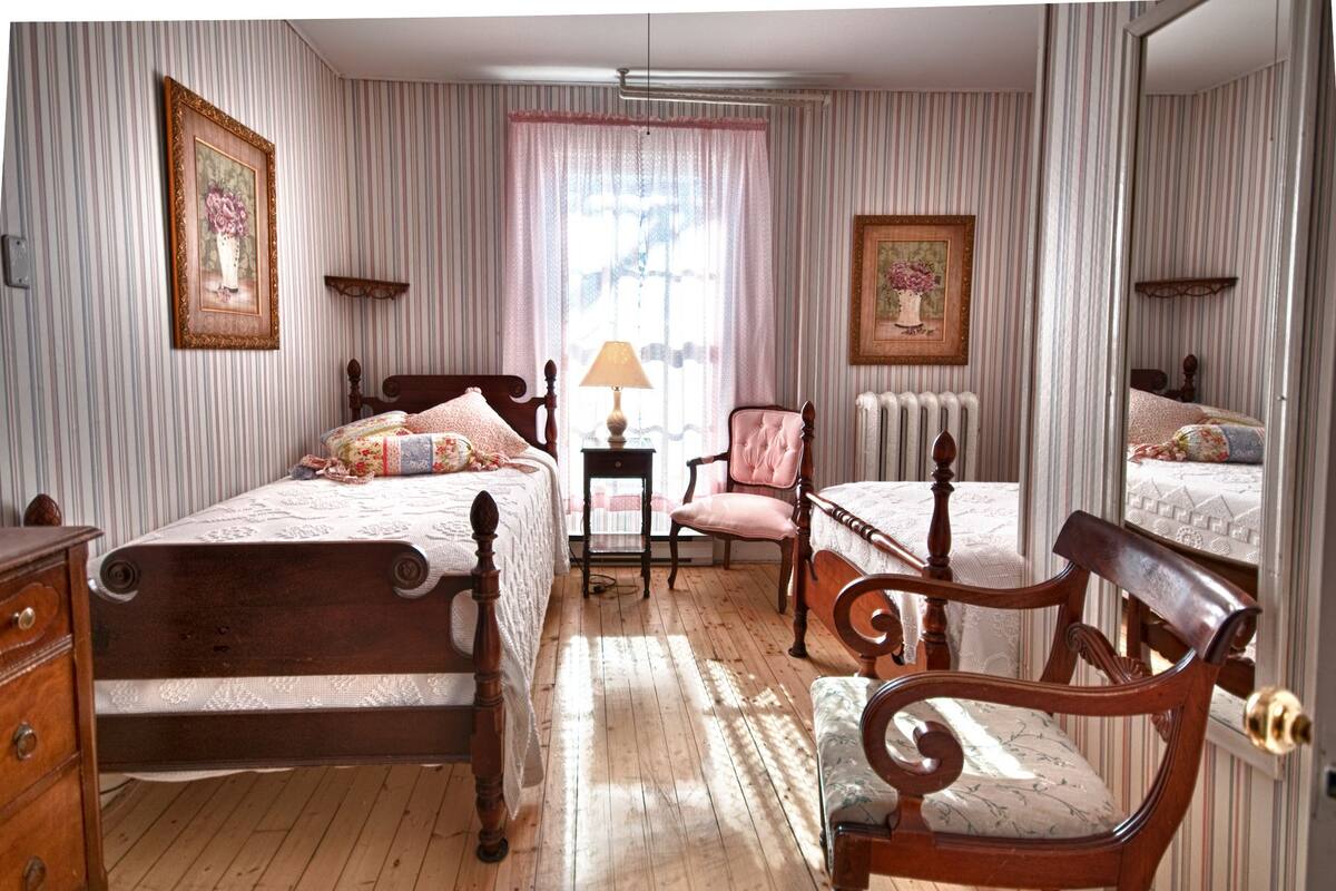 room, 2 single beds | 1 bedroom, individually decorated, individually furnished