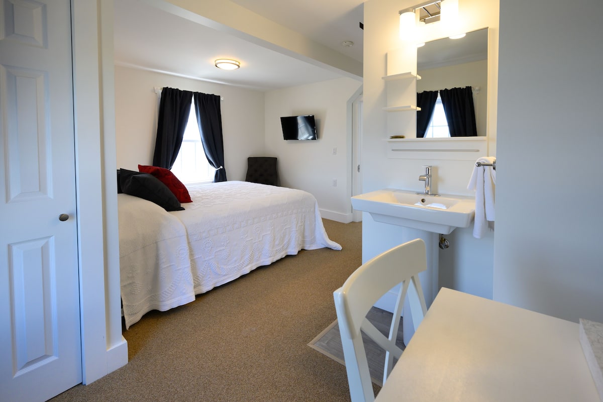 Room, 1 Queen Bed, Partial Sea View | 1 bedroom, individually decorated, individually furnished