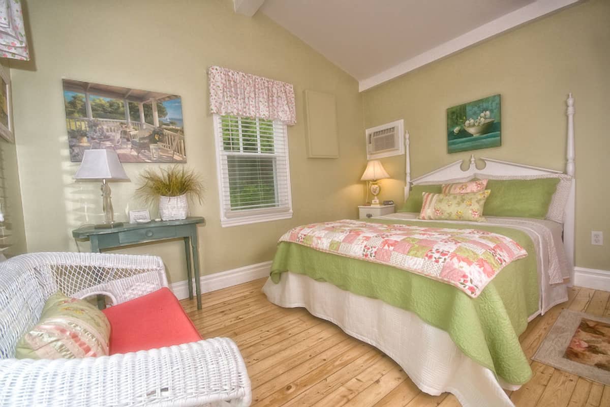 Room, 1 Queen Bed | 1 bedroom, individually decorated, individually furnished